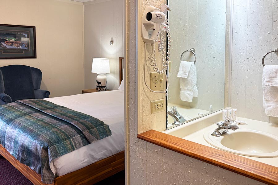 queen balcony room bed and bath