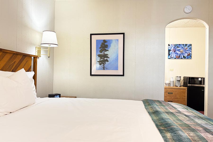 queen balcony room bed